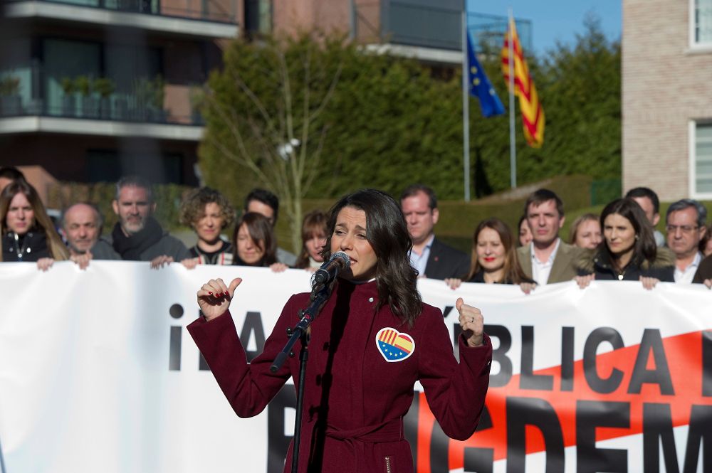 La portavoz nacional de Ciudadanos y líder de la oposición en Cataluña, Inés Arrimadas, acompañada de los diputados del Grupo Parlamentario de Ciutadans, frente a la "Casa de la Republicia" en Waterloo (Bélgica).