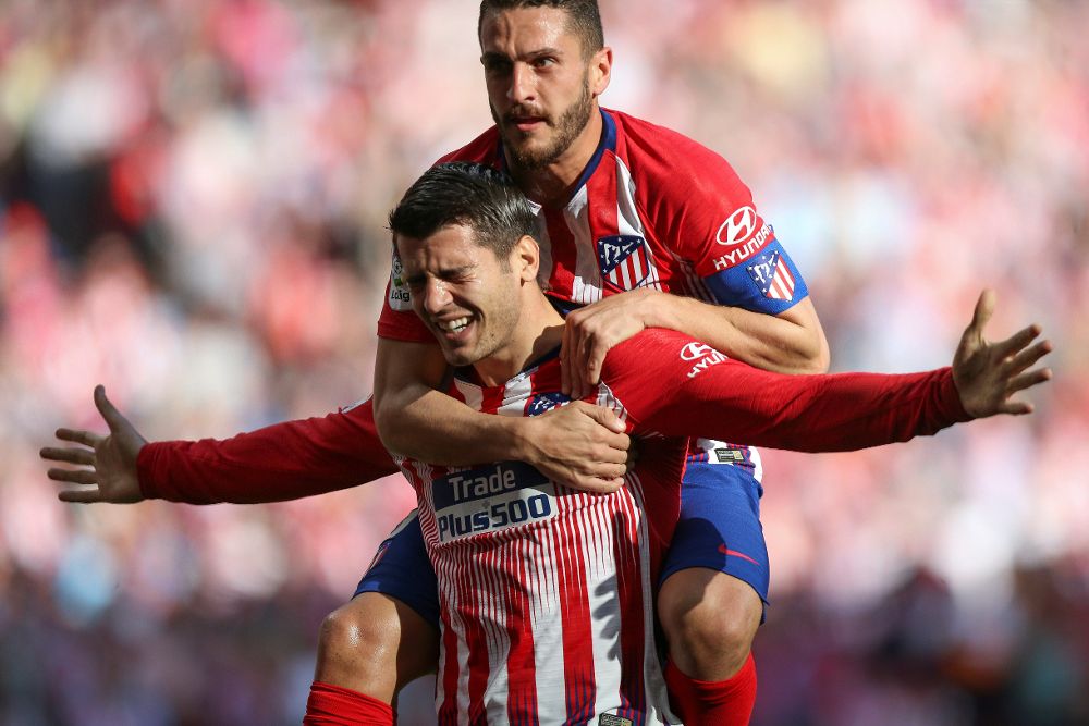 El delantero del Atlético de Madrid Álvaro Morata celebra con su compañero "Koke" su gol ante el Villarreal.