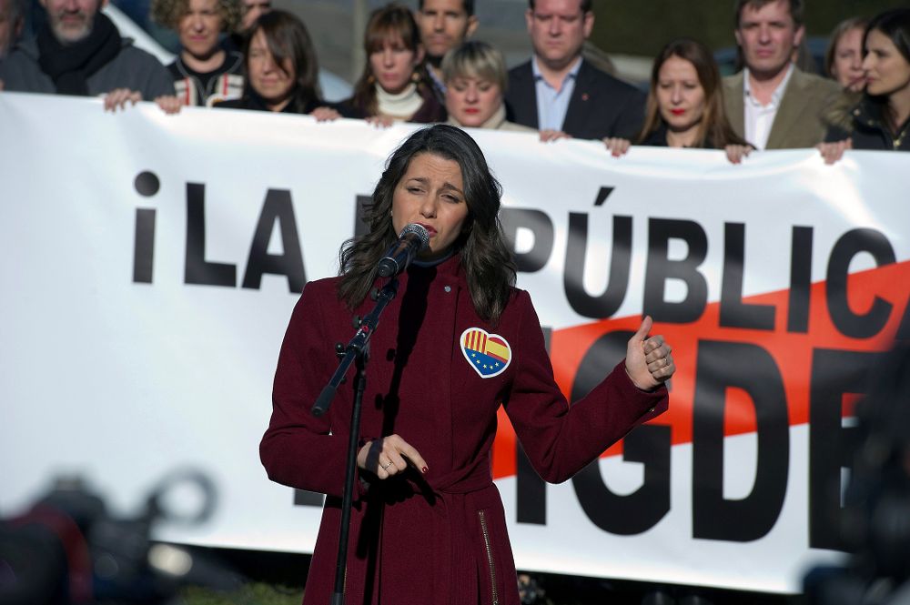 Inés Arrimadas, hoy, domingo, frente a la "Casa de la Republica" en Waterloo (Bélgica). 