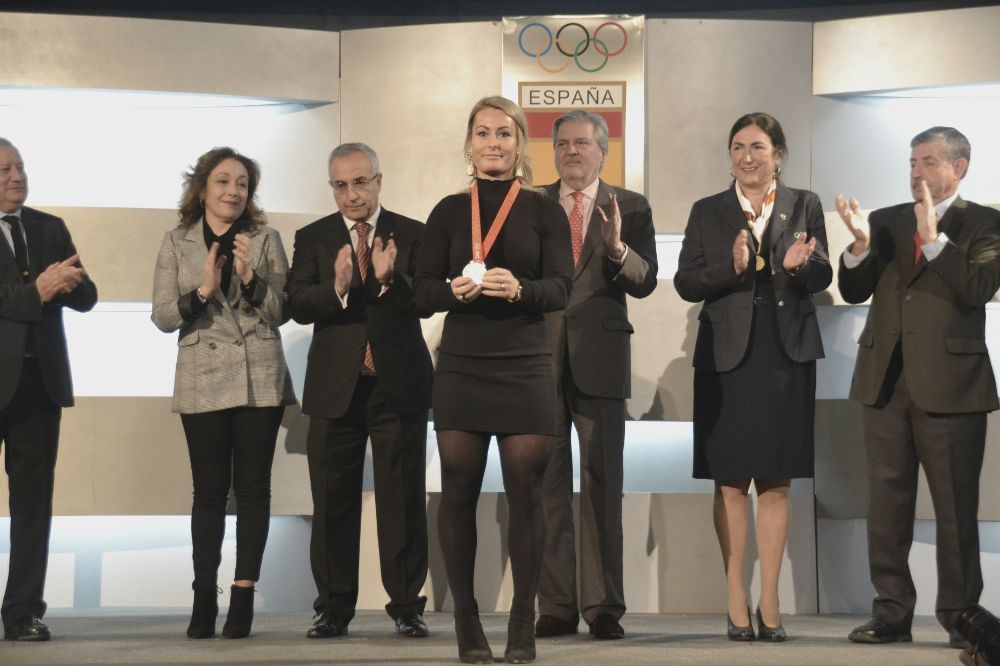 El Cómite Olímpico Español (COE) le concede la medalla de plata a Lydia Valentin.