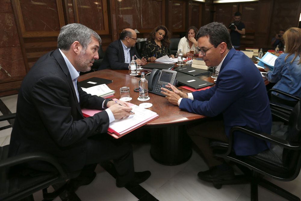 Pablo Rodríguez (d) habla con el presidente del Gobierno canario, Fernando Clavijo, durante la reunión del consejo de gobierno de hoy, lunes.