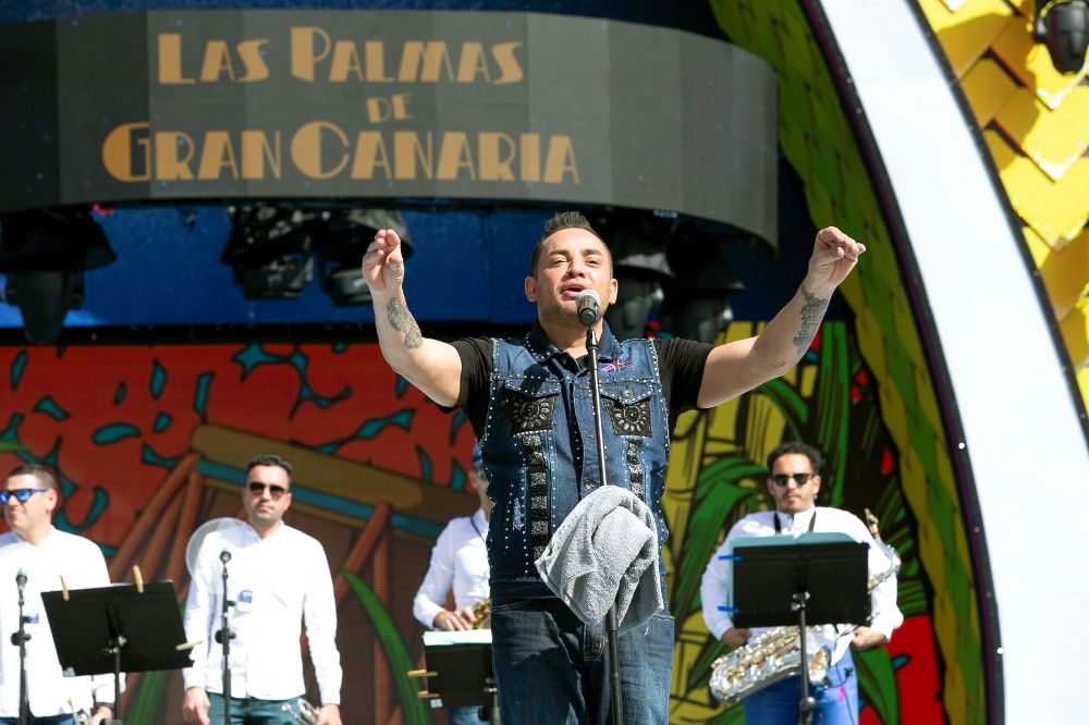 El cantante puertorriqueño Manny Manuel momentos antes de ser desalojado del escenario del Carnaval de Las Palmas de Gran Canaria, ayer, domingo.