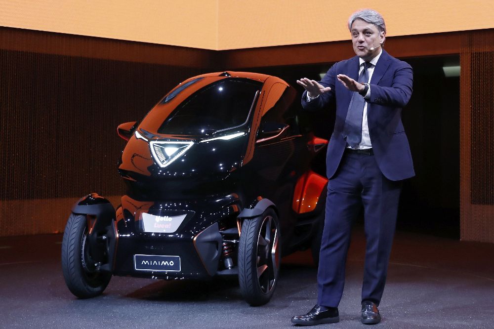 El presidente de la compañía automovilística SEAT, Luca de Meo, durante la presentación este mediodía dentro del Mobile World Congress del coche eléctrico "Mínimo". 