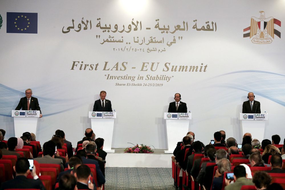 El presidente de la Comisión Europea, Jean-Claude Juncker (i); el presidente del Consejo Europeo, Donald Tusk (2-i); el presidente egipcio, Abdelfatah al Sisi, y el secretario general de la Liga Árabe, Ahmed Aboul Gheit.