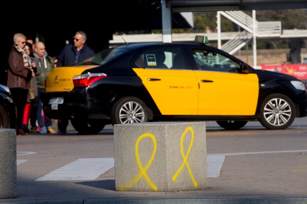 Un taxi en la Estación de Sants de Barcelona. Los taxistas son los ganadores de la pugna con los VTC en la ciudad.