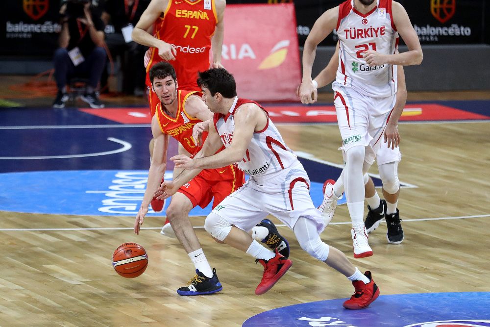 El escolta de la selección española de baloncesto Darío Brizuela (i) defiende al base de Turquía Berk Ugurlu.