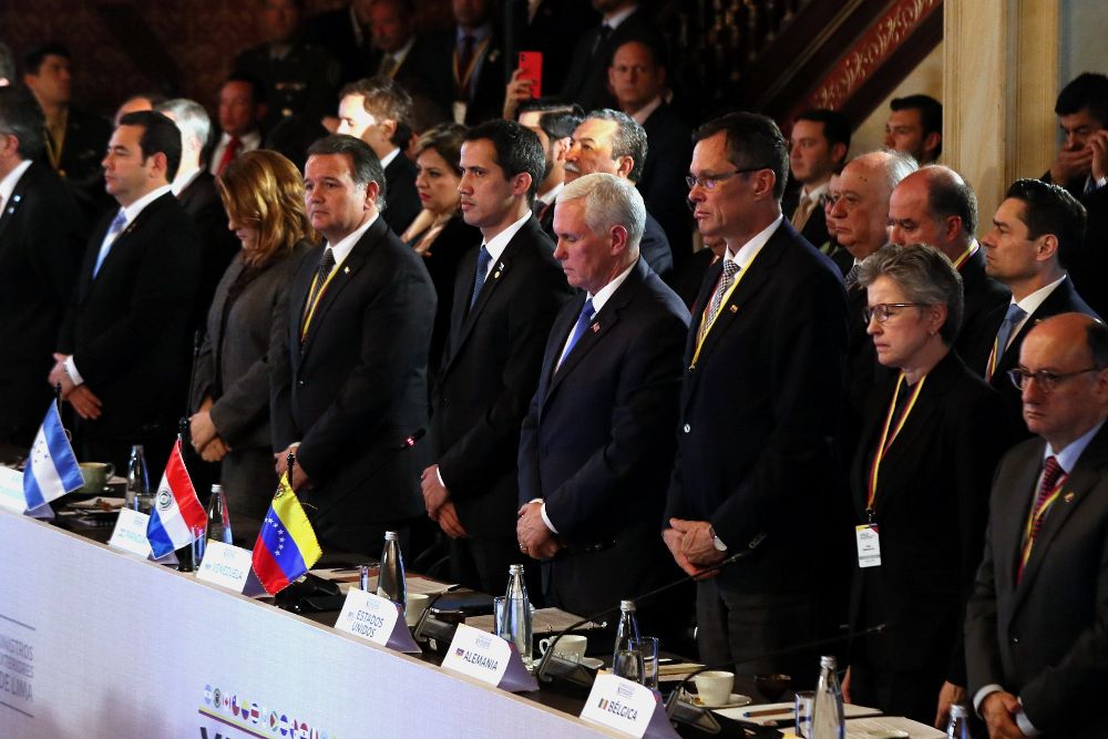 El mandatario interino de Venezuela, Juan Guaidó (c), y el vicepresidente de EE.UU., Mike Pence (c-d), junto a los demás asistentes, guardan un minuto de silencio por la situación que vive Venezuela, durante la cumbre del Grupo de Lima.