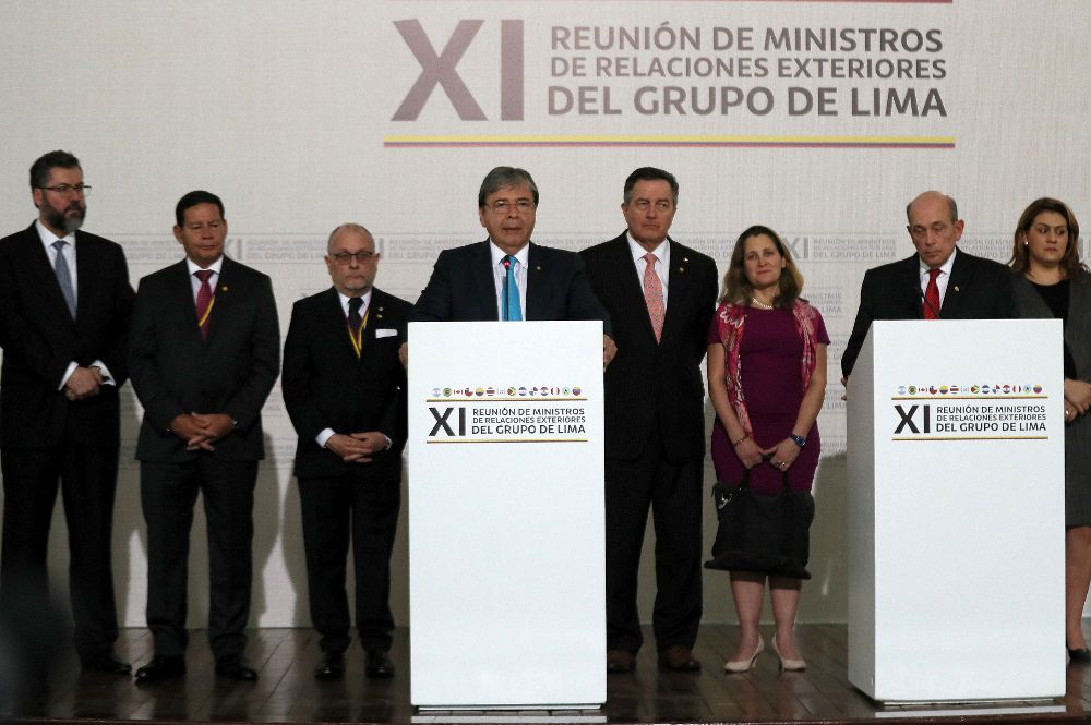 El canciller de Colombia, Carlos Holmes Trujillo (c-i), habla junto a sus homólogos de: Brasil; Ernesto Araújo (i); Argentina, Jorge Faurie (3-i); Chile, Roberto Ampuero (c-d), Canadá, Chrystia Freeland (3-d); el vicepresidente de Brasil, Hamilton Mourao (2-i), y el viceministro de Relaciones Exteriores de Perú, Hugo de Zela Martínez (2-d).