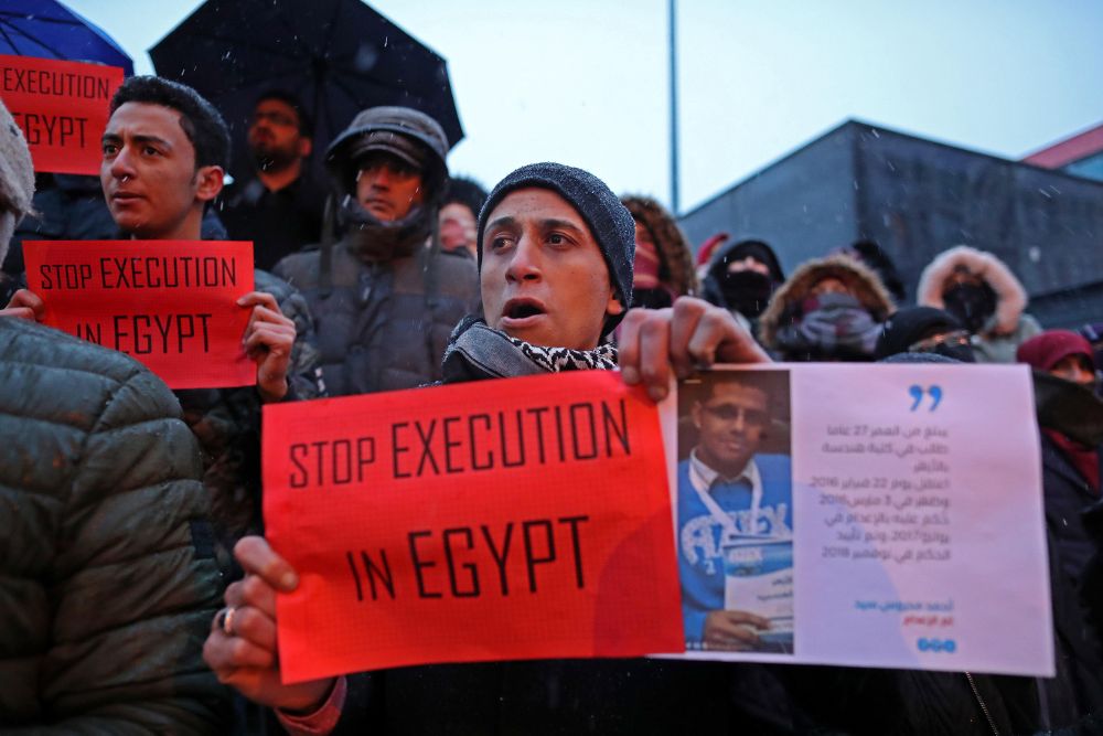 Protesta en Estambul contra la reciente ejecución de nueve personas en Egipto.