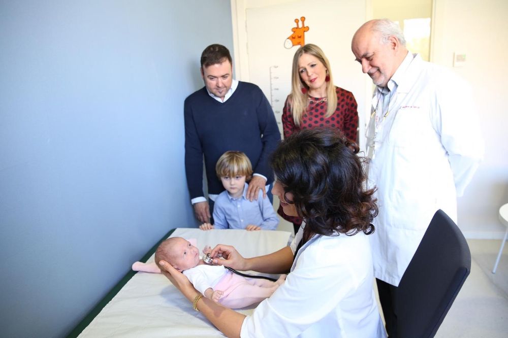 El bebé, sus padres y los médicos en el Hospital Sant Joan de Déu.