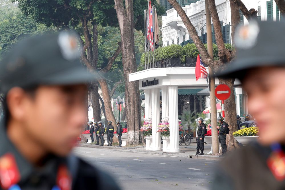 Miembros de las Fuerzas de Seguridad montan guardia a las puertas del hotel Sofitel Legend Metropole en Hanoi.