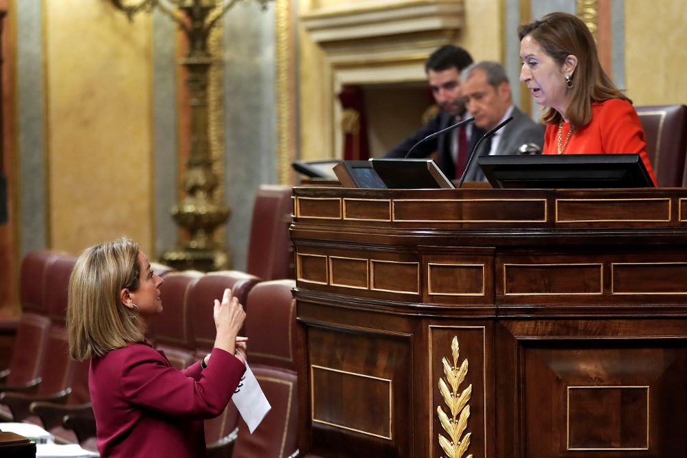 La diputada de Coalición Canaria, Ana Oramas (i), conversa con la presidenta del Congreso, Ana Pastor (d), este jueves durante la última sesión del Congreso.