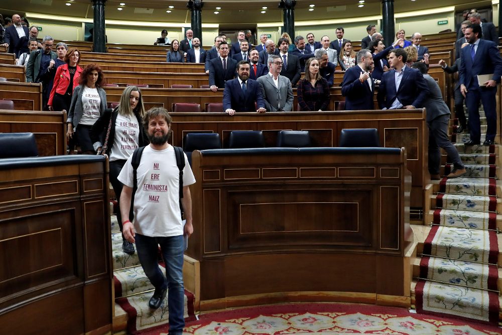 El Grupo Parlamentario de Podemos (i) junto al Grupo Parlamentario de Ciudadanos (d) este jueves tras la última sesión del Congreso.