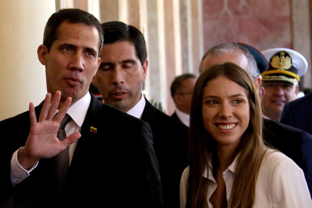 Juan Guaidó (i), y su esposa, Fabiana Rosales, en el Palacio de Gobierno, en Asunción (Paraguay). 