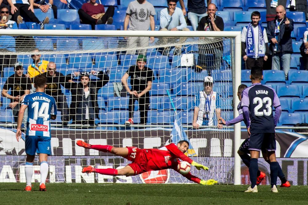 El portero del RCD Espanyol Diego López (c) detiene el penalty tirado por el delantero del Real Valladolid CF Sergi Guardiola (d).