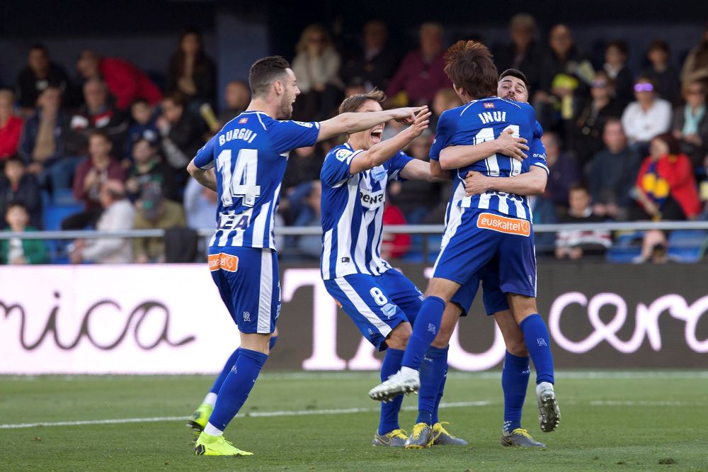 El centrocampista del Deportivo Alavés, Takashi Inui, celebra su gol anotado ante el Villarreal CF, el del 1-2, durante el partido correspondiente a la jornada 26 de la Liga Santander.