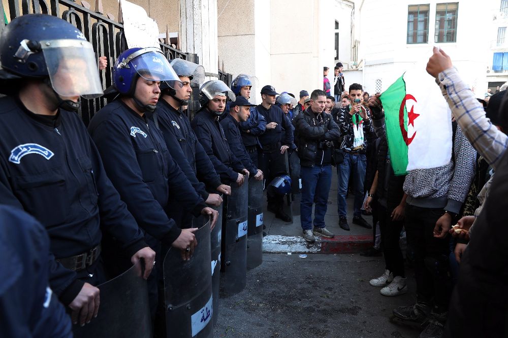 Policías antidisturbios bloquean una calle durante una marcha de estudiantes argelinos contra el quinto mandato del presidente Abdelaziz Buteflika.