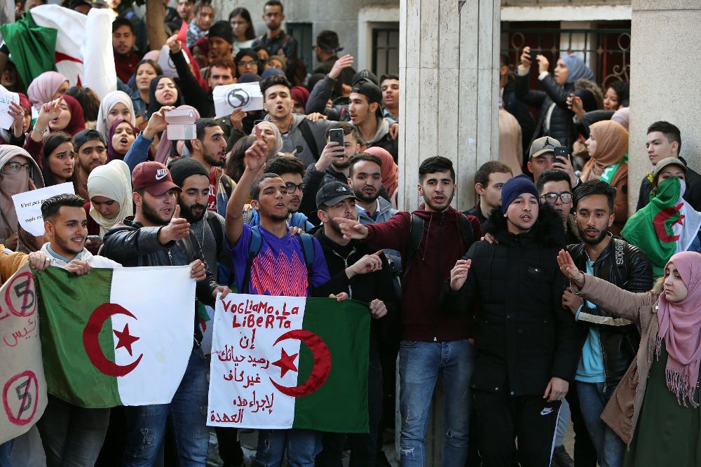 Estudiantes universitarios argelinos protestan contra Buteflika.