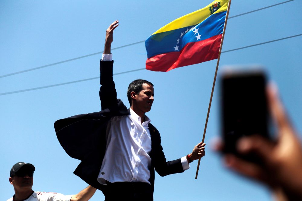 Juan Guaidó saluda a su llegada, este lunes en la salida del Aeropuerto Internacional de Maiquetía Simón Bolívar (Venezuela). 