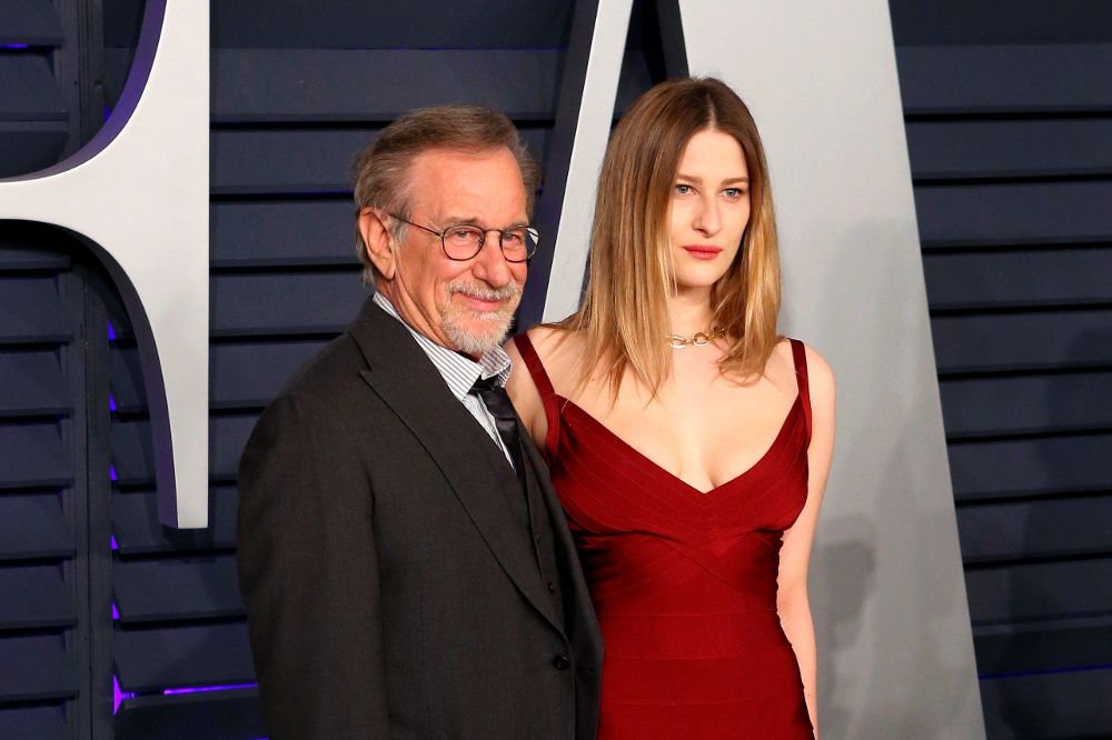 Steven Spielberg (i) posa junto a su hija Sasha.