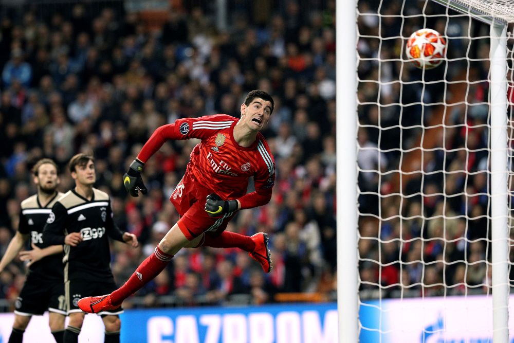 El portero del Real Madrid Thibaut Courtois recibe el cuarto gol ante el Ajax, durante el partido de vuelta de los octavos de final de la Liga de Campeones que se disputa esta noche en el estadio Santiago Bernabéu, en Madrid.
