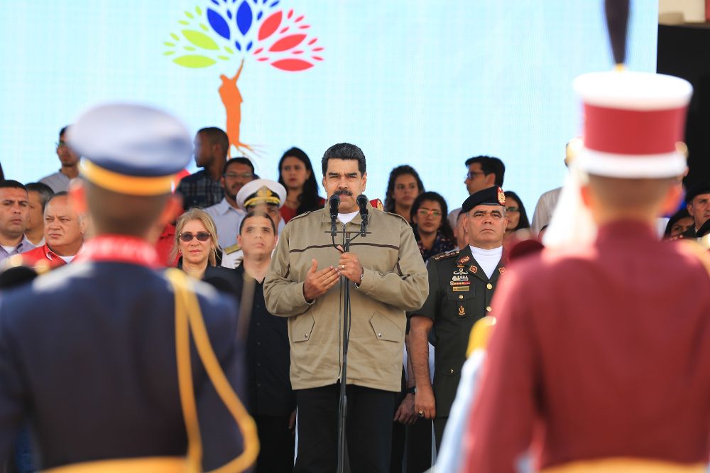 Fotografía cedida por prensa de Miraflores donde se observa al presidente de Venezuela, Nicolás Maduro (c).
