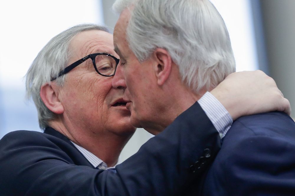 El presidente de la Comisión Europea, Jean-Claude Juncker (izq), saluda al jefe negociador de la UE para el "brexit" Michel Barnier (dcha) a su llegada a la reunión semanal del Colegio de Comisarios este miércoles en la Comisión Europea en Bruselas (Bélgica).