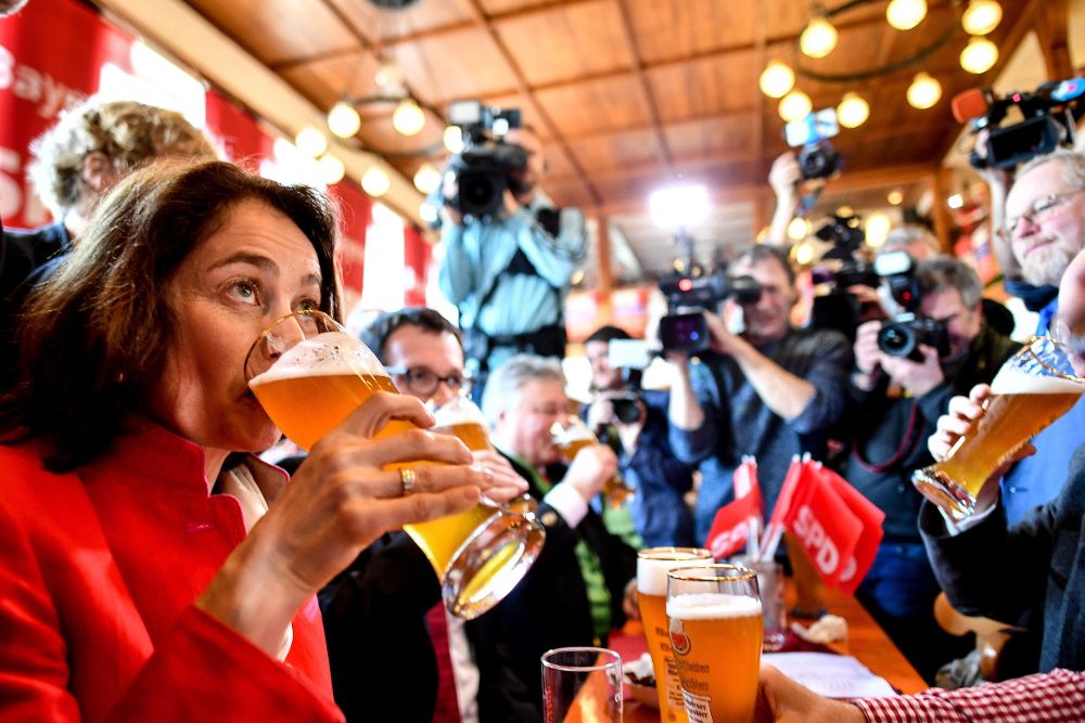 La ministra alemana de Justicia, Katarina Barley (i), bebe cerveza, este miércoles, durante la celebración del Aschermittwoch (miércoles de ceniza).