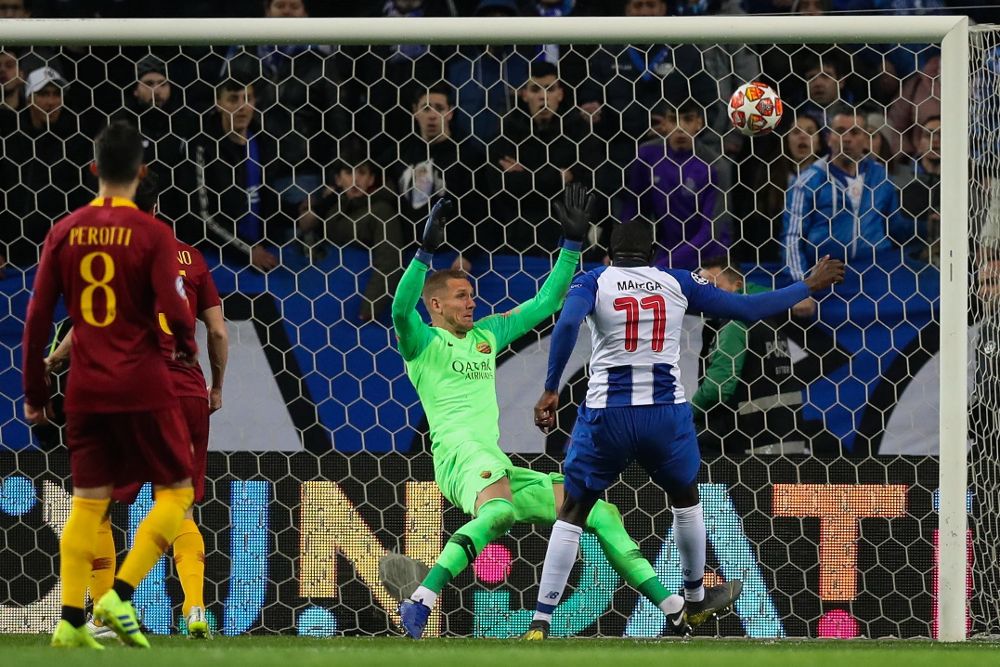 Moussa Marega (d) del Porto anota un gol ante la Roma.