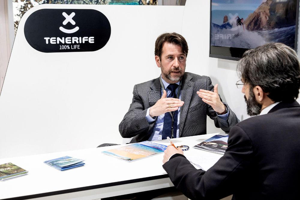 El presidente del Cabildo de Tenerife, Carlos Alonso (de frente), durante una entrevista en el expositor de Canarias en la feria internacional de turismo ITB 2019 en Berlín.
