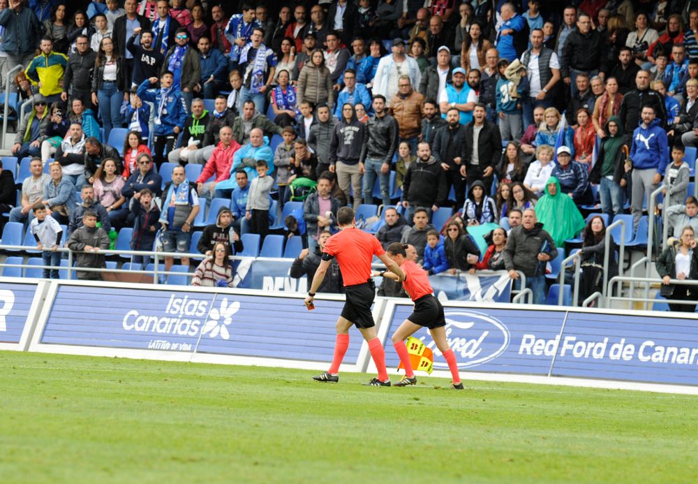Momento en que la asistente se queja al árbitro del impacto en el partido ante el Huesca.