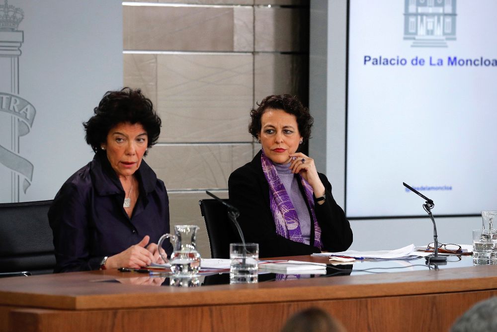 La portavoz del Gobierno, Isabel Celaá (i), y la ministra de Trabajo, Magdalena Valerio, durante la rueda de prensa celebrada tras la reunión del Consejo de Ministros.