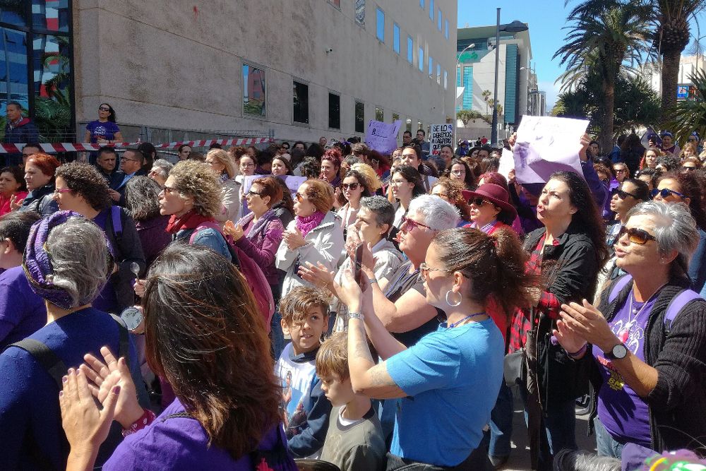 Cerca de 200 personas, la mayoría mujeres, se han concentrado este viernes frente a la Audiencia Provincial de Santa Cruz de Tenerife con motivo del Día Internacional de la Mujer.