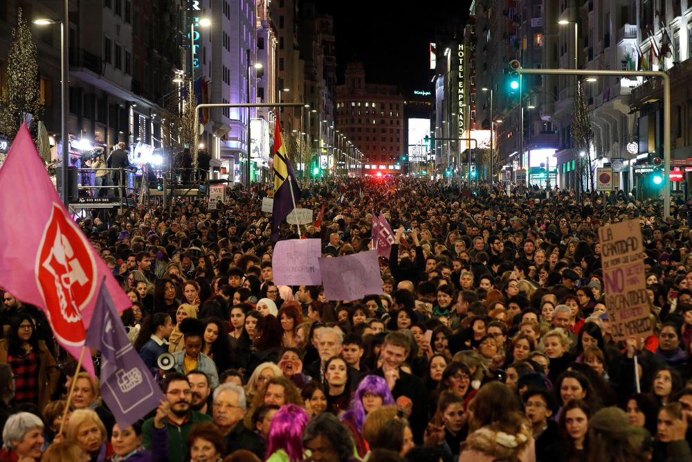 Una "marea morada" toma esta noche la Gran Vía de Madrid con motivo del Día Internacional de la Mujer en una gran manifestación (350.000 personas según fuentes policiales) presidida por un ambiente festivo, pero también muy reivindicativo.