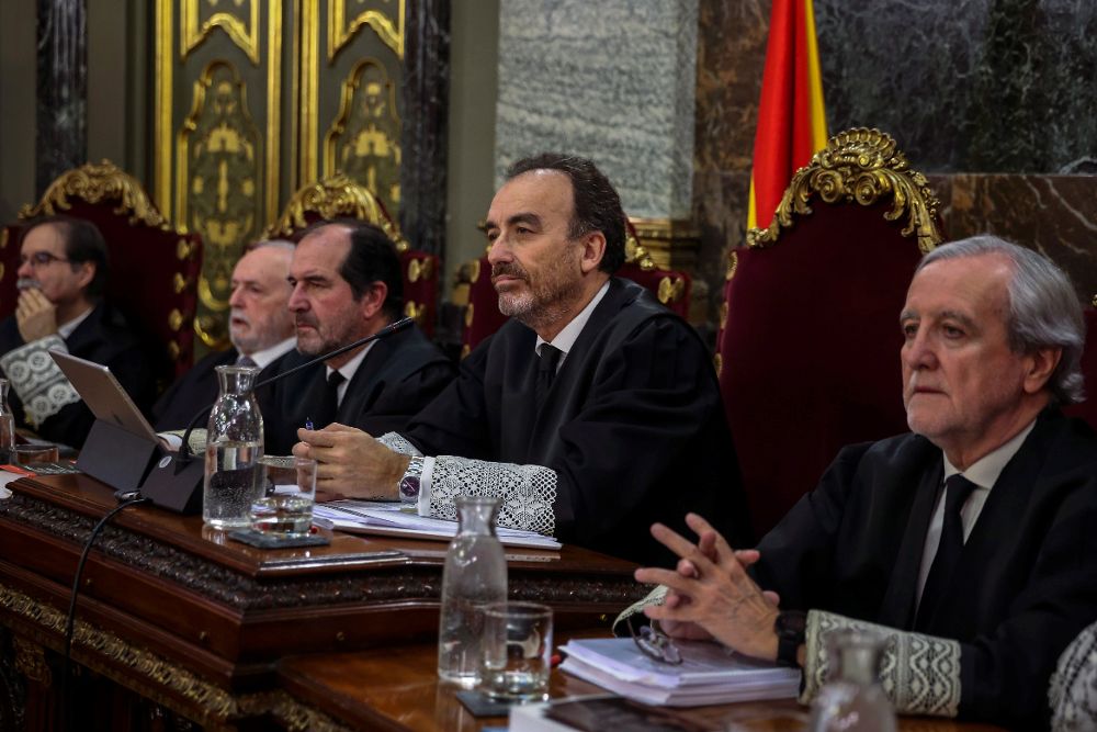 El presidente del tribunal y ponente de la sentencia, Manuel Marchena (2d), junto a los magistrados, Andrés Palomo (i), Luciano Varela (2i), Andrés Martínez Arrieta (3i), y Juan Ramón Berdugo (d).