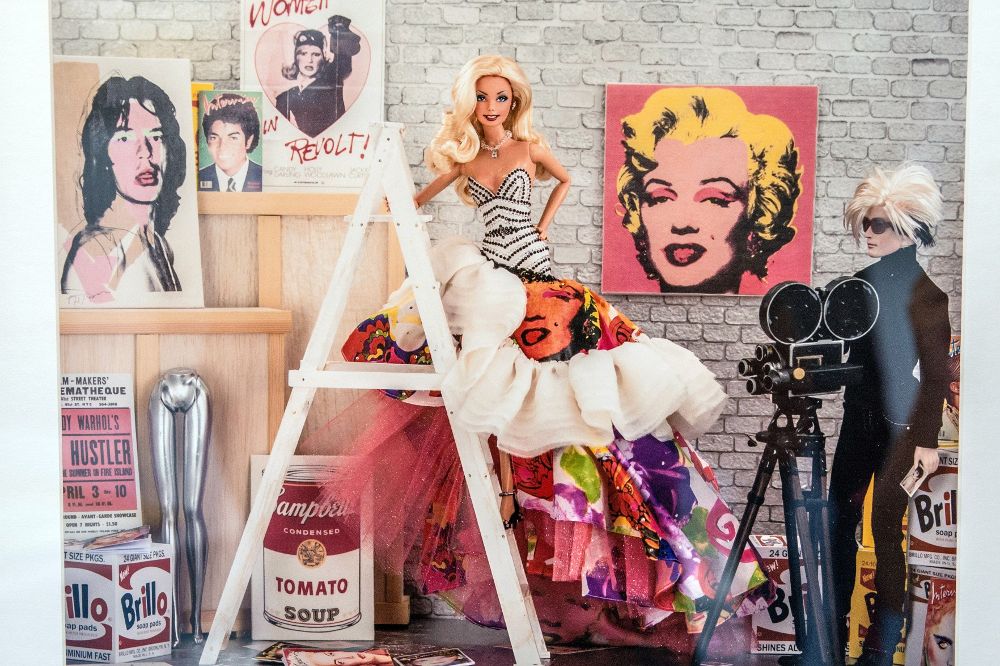 Fotografía de ayer viernes donde aparece una muñeca Barbie al estilo Andy Warhol que forman parte de la exposición "The Art of Barbie", que este sábado abre al público en Wilton Manors, a unas 32 millas (51 kms) al norte de Miami, Florida (EE.UU.).
