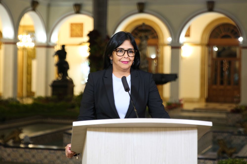 Fotografía cedida por el Palacio de Miraflores que muestra a la vicepresidenta venezolana, Delcy Rodríguez, durante un mensaje sobre el apagón.