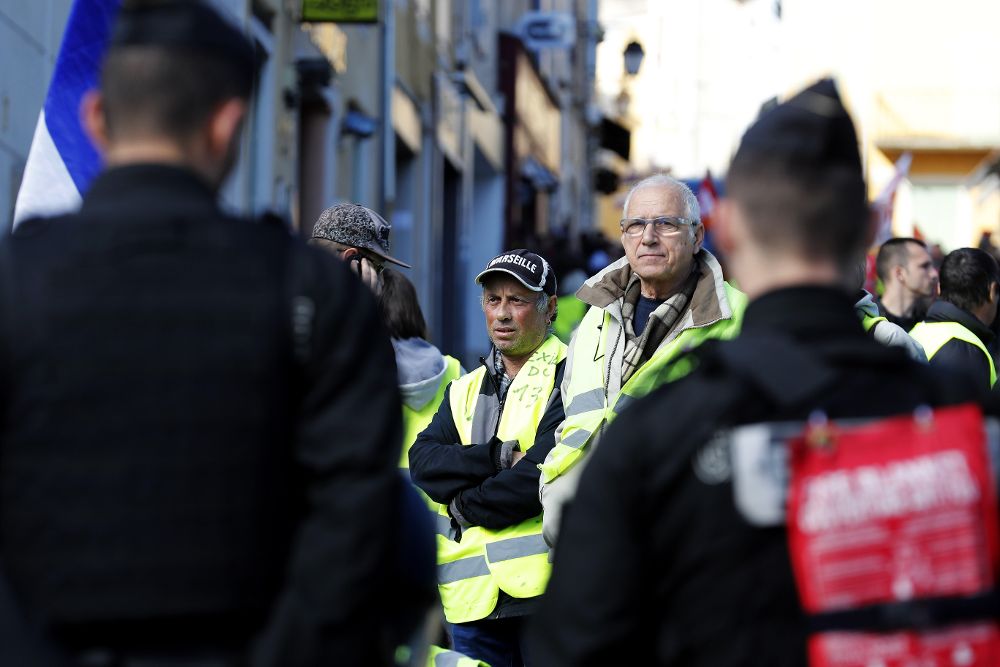 Policías franceses bloquean el paso de una protesta de los chalecos amarillos.