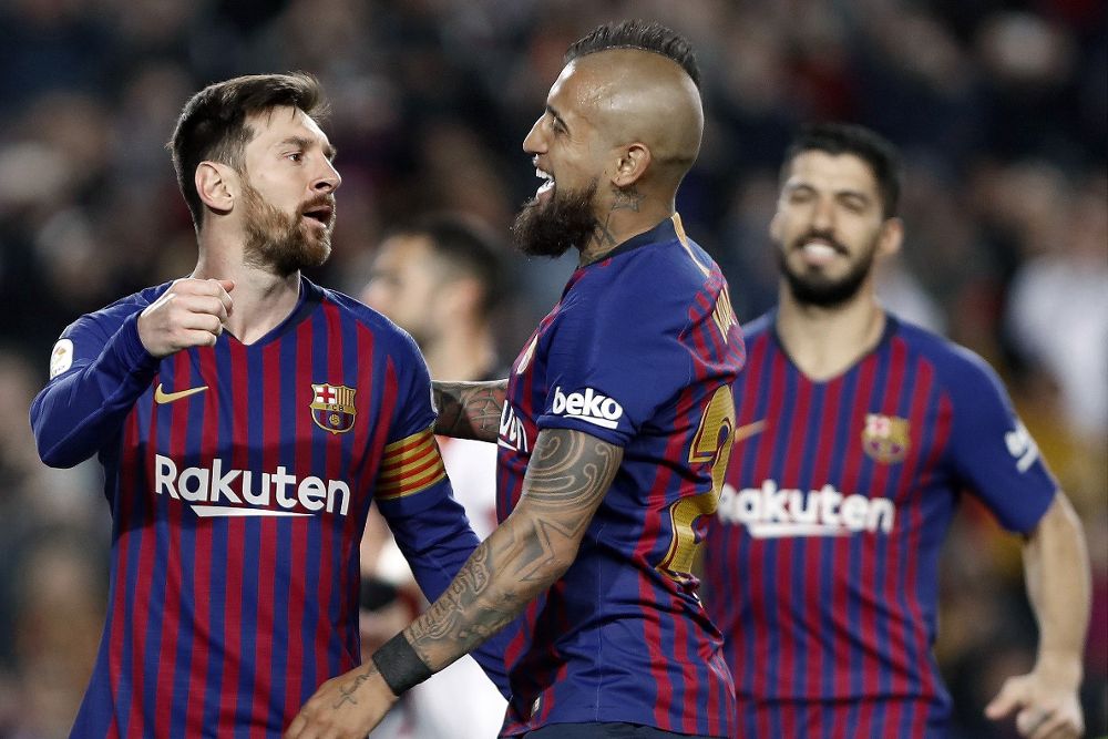El delantero argentino del FC Barcelona, Lionel Messi (i), celebra con sus compañeros su gol anotado ante el Rayo Vallecano.