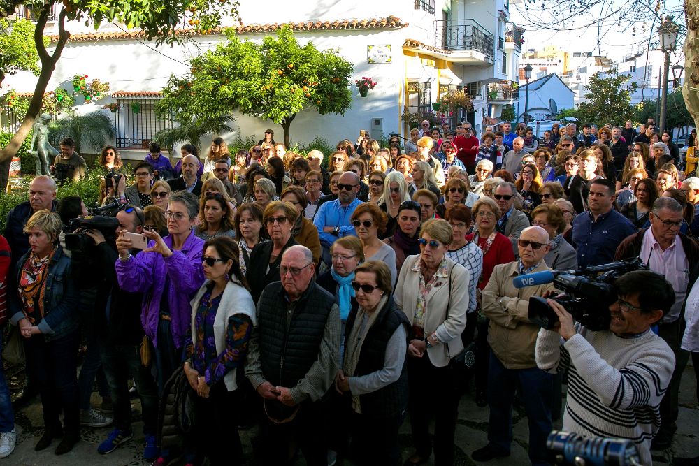 Unas doscientas personas muestran hoy en las puertas de la antigua sede consistorial de Estepona (Málaga) su repulsa por el asesinato.