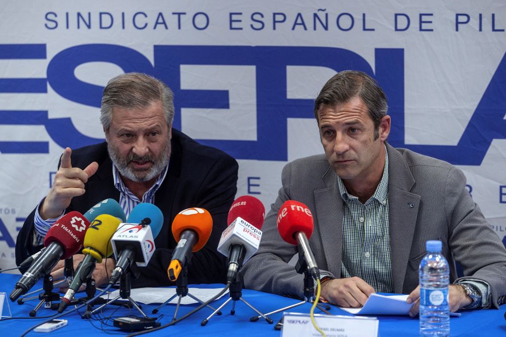 El delegado del Sindicato de Pilotos (Sepla) en Air Europa , José Roncero (i), el vicesecretario de Sepla,Rafael Delmas (d) , durante la rueda de prensa en la sede del SEPLA en Madrid con motivo del asalto a una tripulación de Air Europa este sábado en Caracas.