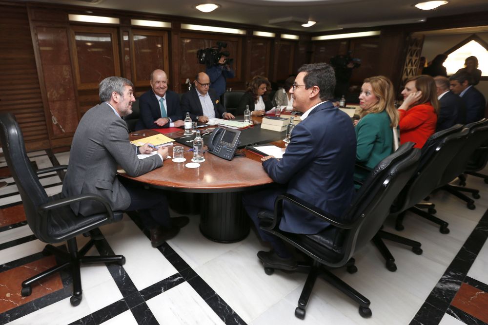 El presidente del Gobierno de Canarias, Fernando Clavijo (i), y el vicepresidente, Pablo Rodríguez (d), durante la reunión del Consejo de Gobierno, celebrada este lunes.