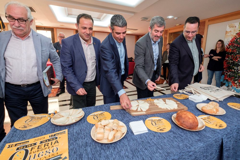 El presidente de Canarias, Fernando Clavijo (2d) y el consejero de Agricultura, Narvay Quintero (c), entre otros, degustan una muestra de quesos tras la presentación de la segunda Feria Europea del Queso.