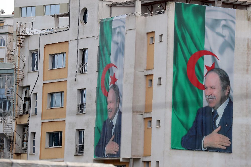 Carteles electorales del presidente argelino, Abdelaziz Buteflika, este lunes en Argel (Argelia). 
