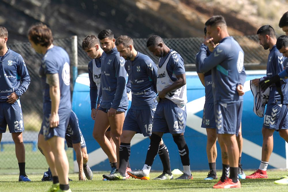 Los jugadores del Tenerife durante el entrenamiento de hoy, lunes. 