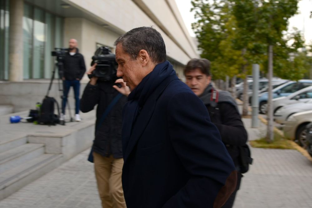 Eduardo Zaplana acude a firmar al juzgado de guardia de Valencia, donde está obligado a presentarse semanalmente tras quedar en libertad provisional.