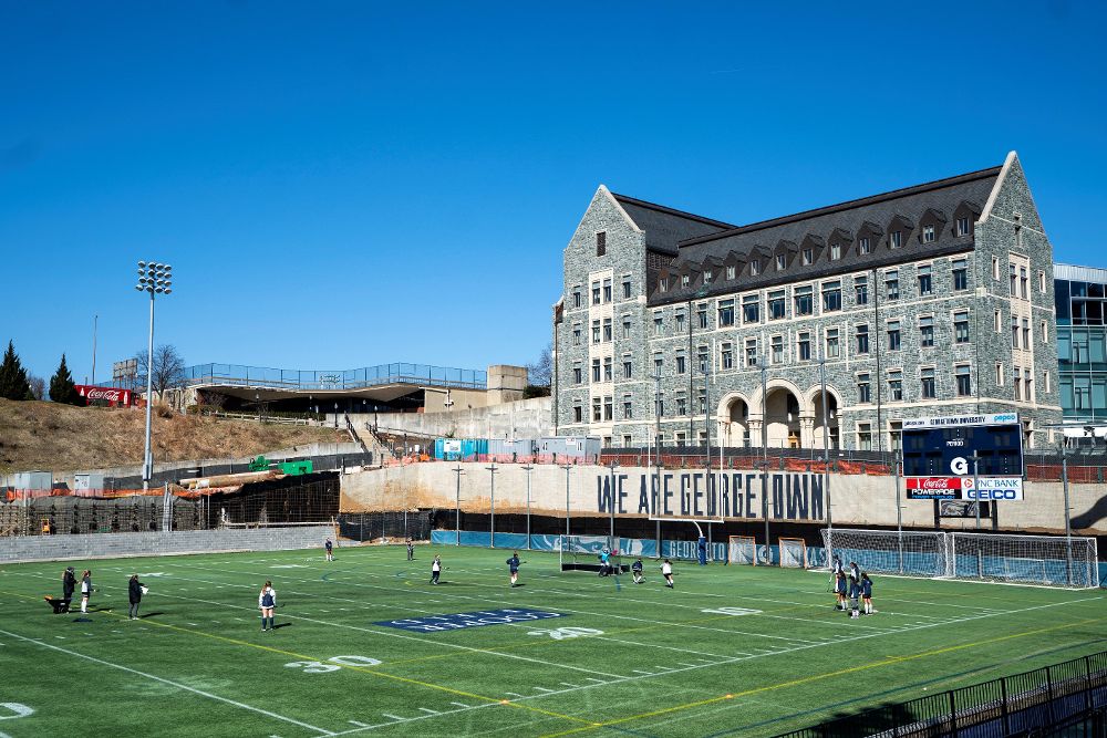 Vista de una pista deportiva en el campus de la Universidad Georgetown de Washington D.C (Estados Unidos).