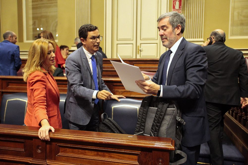 Fernando Clavijo cambia impresiones con el vicepresidente, Pablo Rodríguez (i) y la consejera de Hacienda, Rosa Dávila.