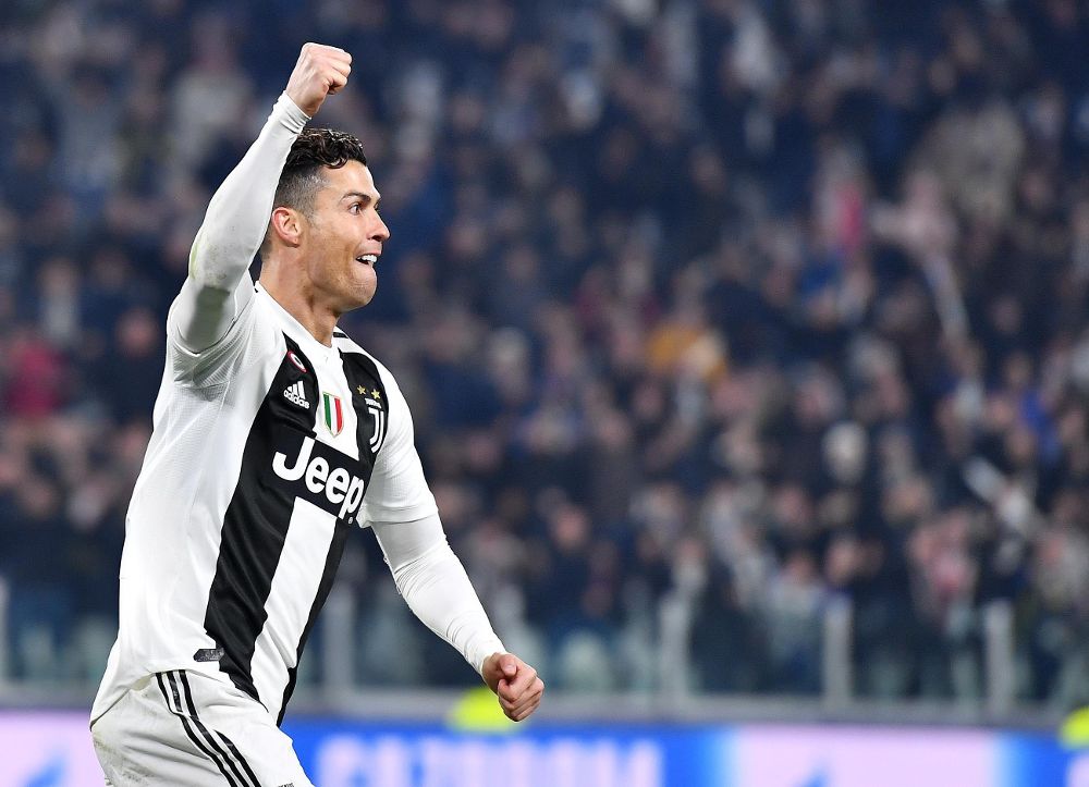 Cristiano Ronaldo celebra la anotación de uno de los tres goles que marcó.