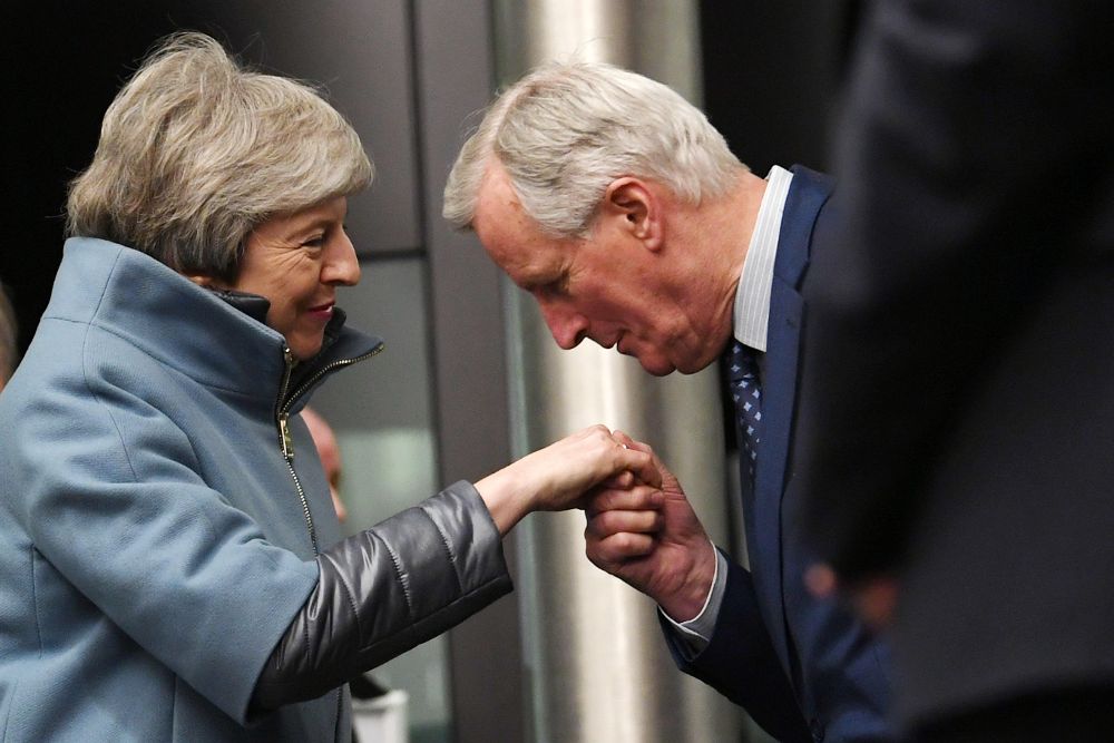 Michel Barnier (d) saluda a Theresa May.